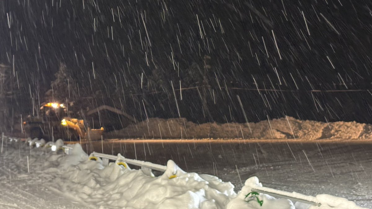 Tetchon_729's tweet photo. めいほう第一駐車場、絶賛除雪中！ https://t.co/heA0KfQwGn