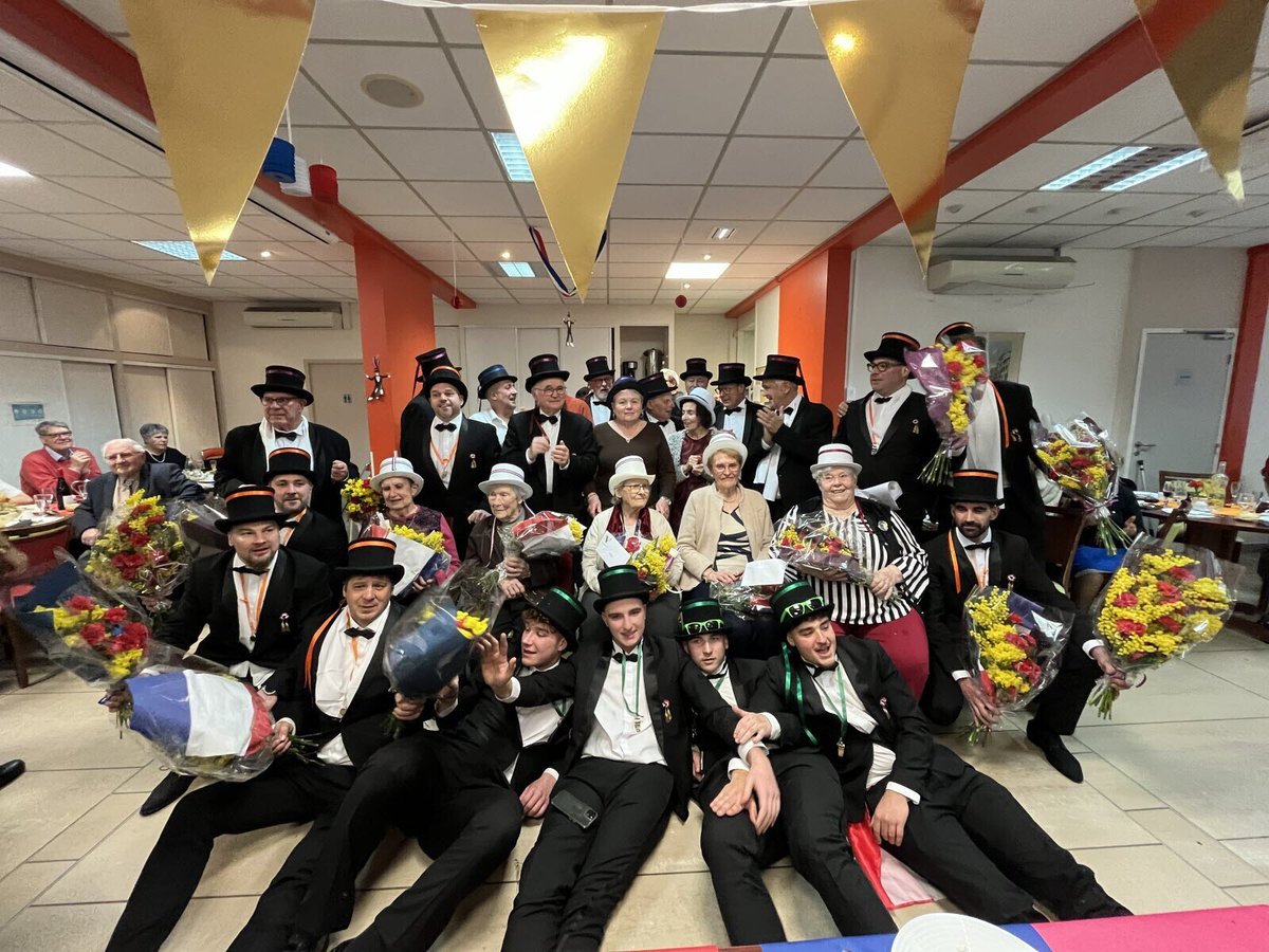 leprogreslyon's tweet photo. 🎊 Revivez les visites des #conscrits de la « 6 » à travers #Villefranche
📷 Les premières images ➡️ https://t.co/Ol7ZUp0Tns https://t.co/P7iPNZBQoR