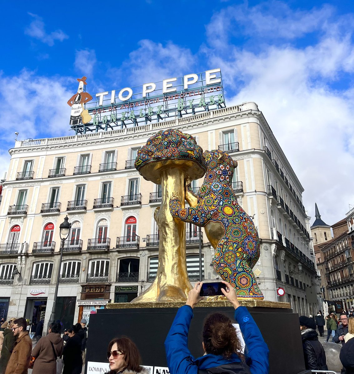 marusuarezrp's tweet photo. El arte wixárika transforma el icónico Oso y el Madroño con chaquira, gracias al arte del maestro César Menchaca, la cosmovisión de Nayarit brilla en corazón de Madrid! 🇪🇸 🇲🇽 
De Madrid al Cielito Lindo! ❤️
#FITUR2026 https://t.co/zgJl5KIvR2