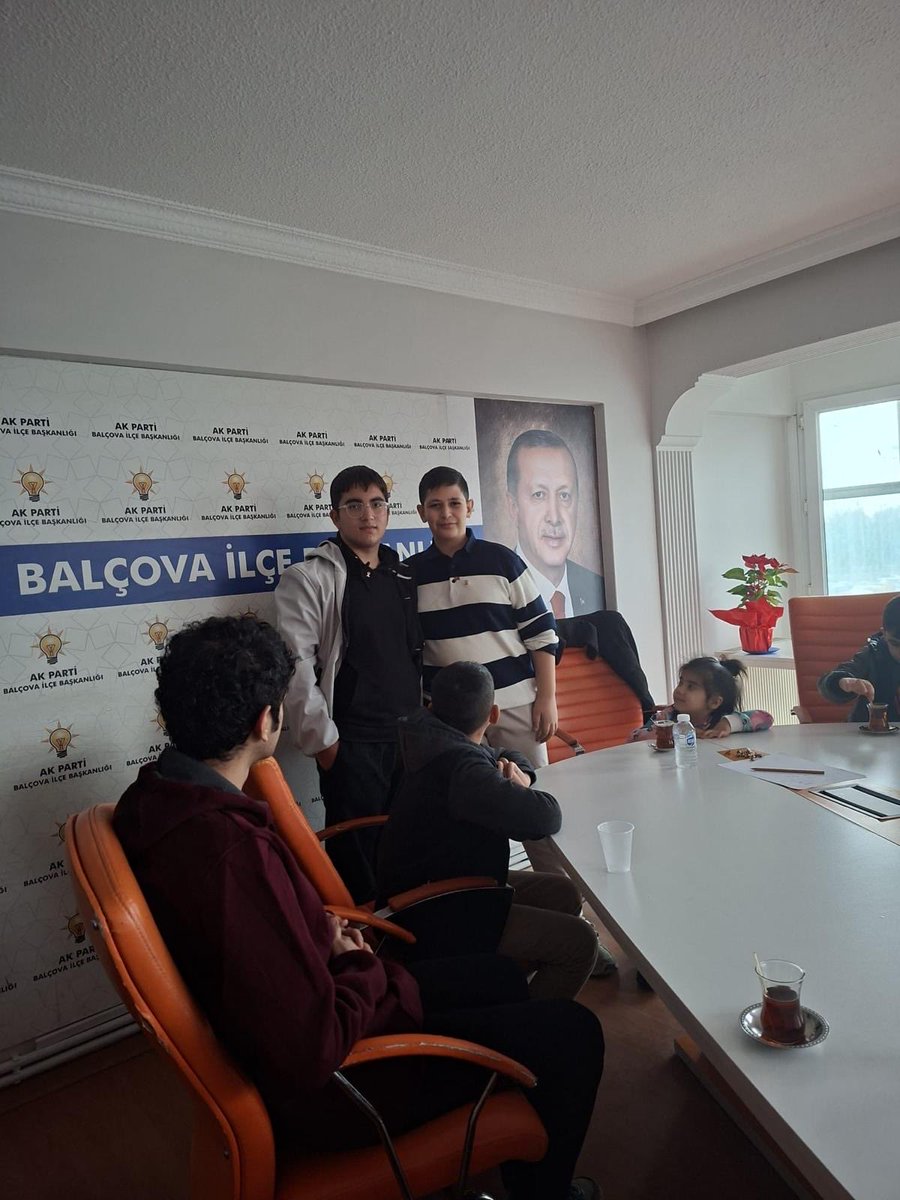 Geleceği konuşmak yetmez, geleceği yetiştirmek gerekir.
Çocuklarımızı merkeze alan anlayışımızla; temsili ve mizah dolu bir çerçevede, onlar için de bizler için de keyifli hale getirdiğimiz bu “siyaset oyunu”nda başarıyla sahne alan Çocuk Kolları Başkanımızla gurur duyuyoruz. 😊