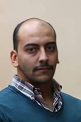 ERC_egy's tweet photo. قاتل #شيماء_الصباغ هو الملازم أول ياسين محمد حاتم. قتلها من مسافة 8 أمتار فقط بإطلاق أعيرة الخرطوش من سلاح الكأس (سلاح يستخدم في إطلاق قنابل الغاز بواسطة كأس إطلاق، وفي إطلاق أعيرة خرطوشية أيضًا) وإصاب اثنين آخرين.
الضحايا:
1- شيماء الصباغ (وفاة)
2- محمد أحمد الشريف (إصابة بالغة بالخرطوش)
3- أحمد فتحي نصر (إصابة بالغة بالخرطوش)
حكم عليه ب15 سنة سجن أولا، ثم تم تخفيف العقوبةَ الى 10 سنوات ثم تم تخفيف الاتهام إلى ضرب أفضى إلى موت بدلًا من قتل عمد. فتم تخفيف الحكم في جريمة قتل وإصابة ثلاثة إصابات بالغة = 7 سنوات!!
فين أراضيك اليوم يا ياسين،الله يلعنك أنت و #السيسي ومحاميك فريد الديب.