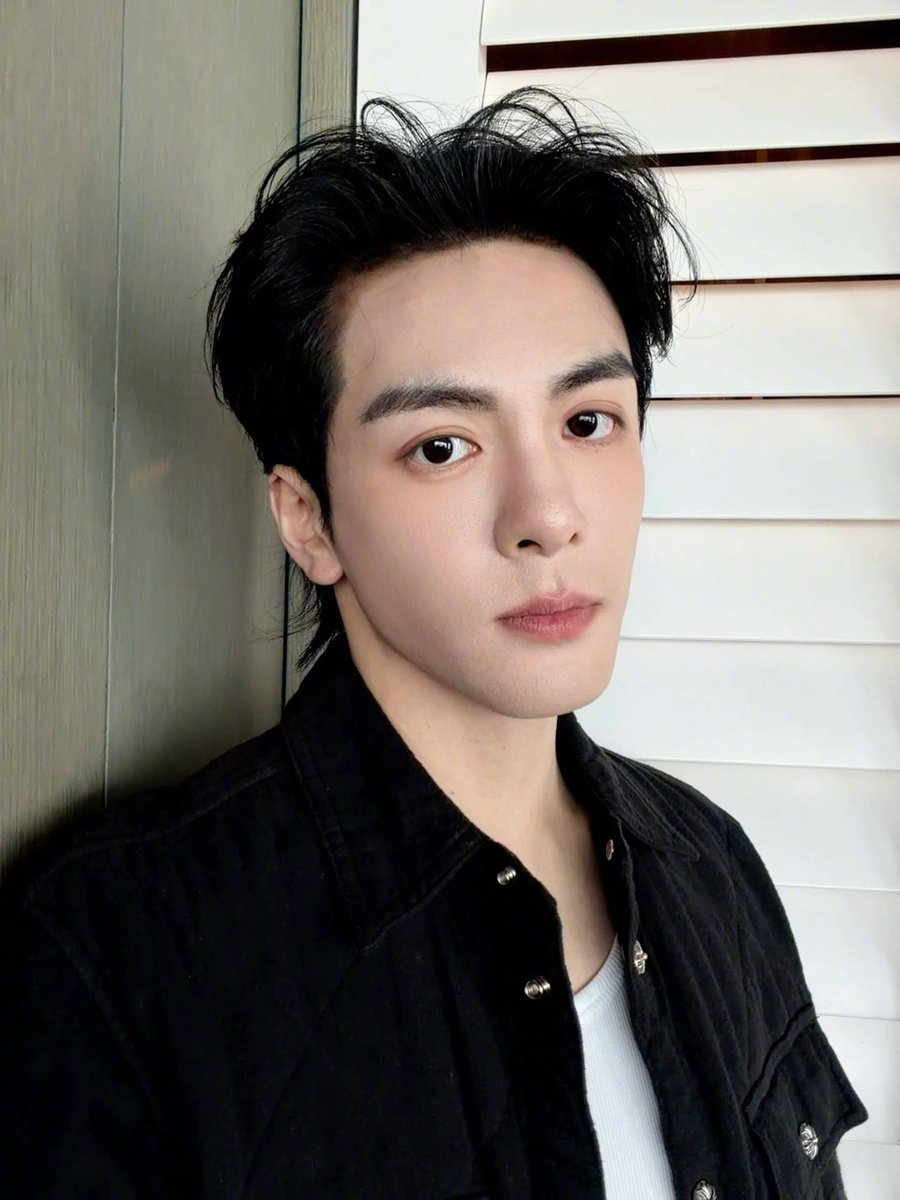 zsxarchives's tweet image. #ZengShunxi dropped a photo in the Weibo comments

“A nine-grid wouldn’t be complete without a selfie 🤝”

#JosephZeng #曾舜晞