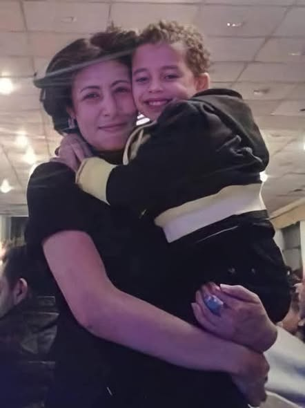 قاتل #شيماء_الصباغ هو الملازم أول ياسين محمد حاتم. قتلها من مسافة 8 أمتار فقط بإطلاق أعيرة الخرطوش من سلاح الكأس (سلاح يستخدم في إطلاق قنابل الغاز بواسطة كأس إطلاق، وفي إطلاق أعيرة خرطوشية أيضًا) وإصاب اثنين آخرين.
الضحايا:
1- شيماء الصباغ (وفاة)
2- محمد أحمد الشريف (إصابة بالغة