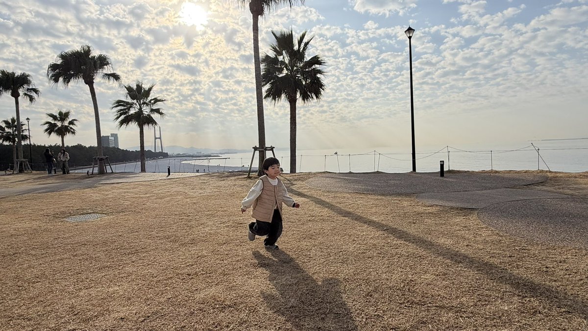 This_is_FJ's tweet photo. 息子と海沿いで追いかけっこ😆
この日までは暖かかったなぁ https://t.co/PQglUPN3ce