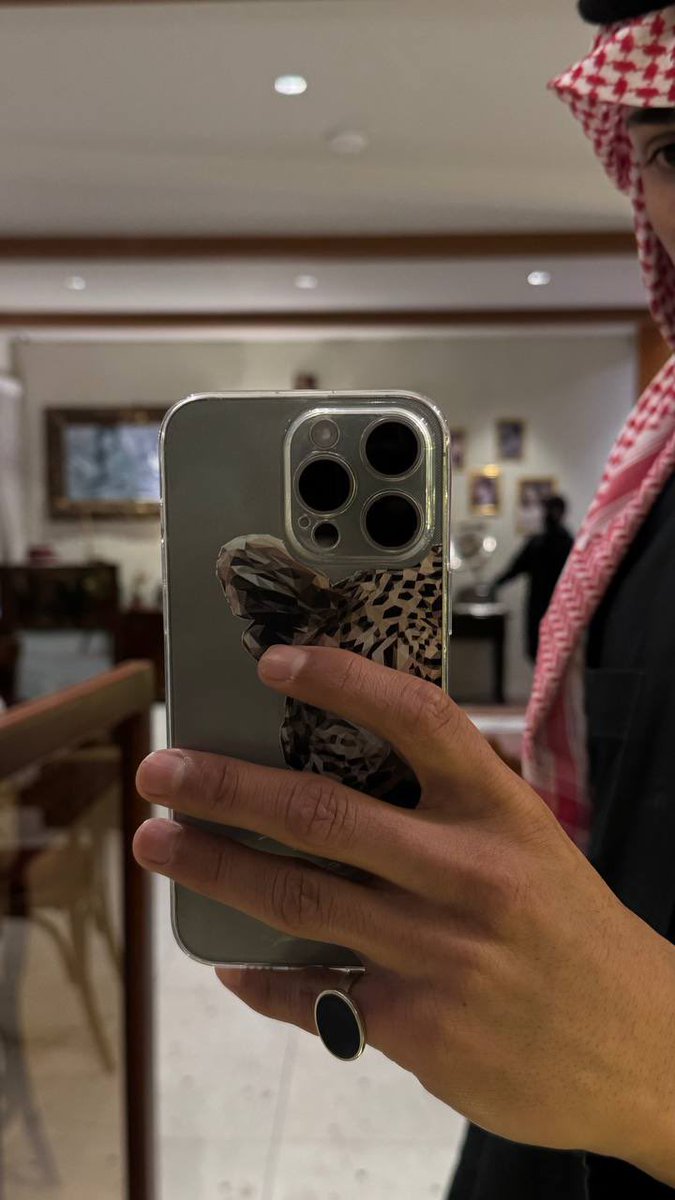 «ما عذرب اللولو مدى الأعماق
لا صرت عارف يا غالي الاثمان بحرك»