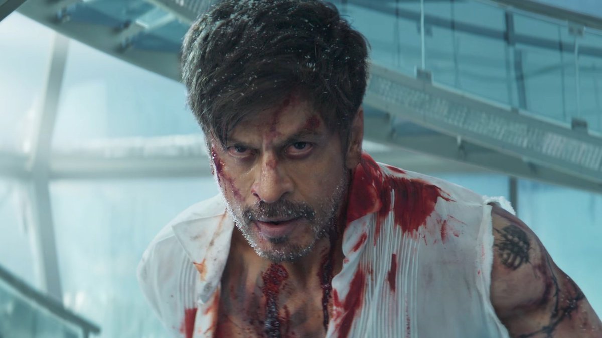 AwaaraHoon's tweet photo. SRK's intensity in #King omg, I can already feel that raw intensity from Darr Baazigar days. That bloody version of Shah Rukh Khan is so back and that's all we need, Lord Siddharth Anand didn't disappoint ❤️‍🔥👑 https://t.co/wliOvusyUZ