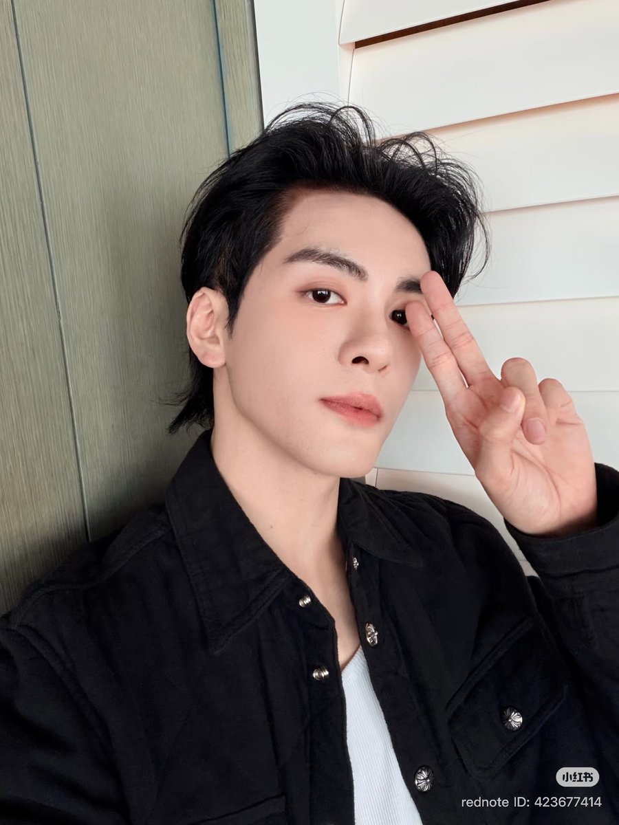 zsxarchives's tweet image. 2026.01.24 #ZengShunxi Xiaohongshu Update

Joe’s sztd 🕶️

Work 🔜 off work
Home 🔜 sleep

#JosephZeng #曾舜晞