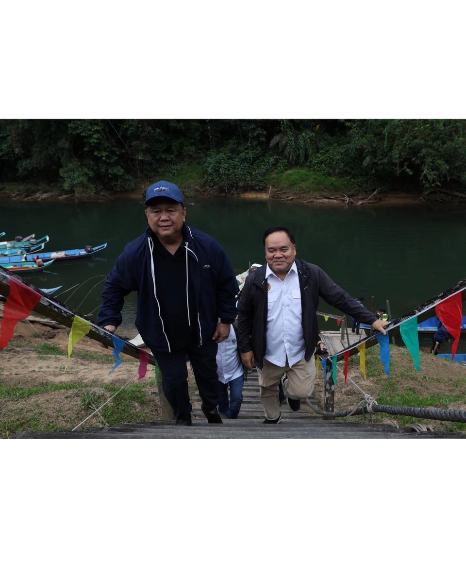 AlexNantaLinggi's tweet photo. Apa erti pembangunan?

Datang dari kawasan terpencil dan jauh dari pemodenan di Kapit Sarawak, saya melihat makna sebenar pembangunan adalah apabila dasar dan inisiatif kerajaan sampai ke pedalaman dan mengubah kehidupan rakyat.

Perjalanan menaiki bot selama 2 jam dari pekan Song ke SK Nanga Bangkit sebentar tadi tidak terasa apabila saya melihat keceriaan di wajah anak-anak murid, guru-guru dan ibu bapa yang menyambut pasukan Kementerian Kerja Raya, Jabatan Kerja Raya dan Kementerian Pendidikan sebentar tadi.

Masakan tidak, hari ini sekolah ini menjadi saksi pelancaran Projek Penyelenggaraan Sistem Solar Hibrid dan Naik Taraf Sistem Bekalan Elektrik (2025– 2027), serta penyerahan Projek Siap Sistem Solar Hibrid bagi sekolah-sekolah luar
bandar di Sarawak. 

SK Nanga Bangkit, yang duduknya jauh di pedalaman dan bergantung kepada janakuasa diesel yang mahal dan rumit untuk diselenggara untuk mendapatkan kuasa elektrik, baik di rumah mahupun di sekolah - merupakan salah satu sekolah yang menerima manfaat ini.

Saya percaya bekalan elektrik bukan sekadar kemudahan asas — ia adalah asas kepada masa depan anak-anak pedalaman. Dan hari ini, teknologi hijau memberi penyelesaian yang lebih mampan.  

Sejak 2020, program Sistem Solar Hibrid telah dilaksanakan di sekolah luar bandar dan pedalaman Sarawak melibatkan 121 sekolah dengan peruntukan RM274.5 juta.

Sehingga 2023, sebanyak 97 sekolah telah dilengkapi dengan sistem ini, 15 lagi mula beroperasi pada November 2025, dan baki 7 sekolah dijangka siap sepenuhnya pada 2027.