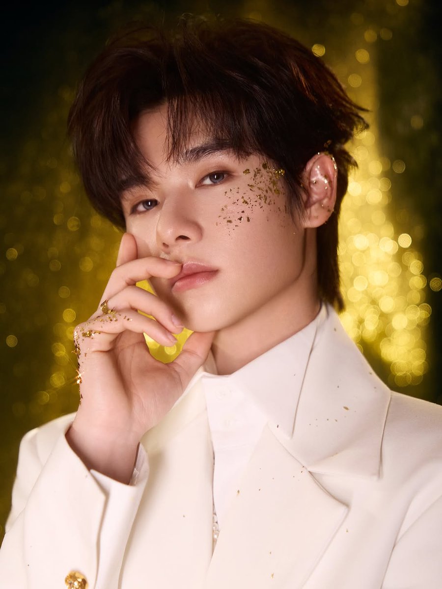 ชุดนี้ หน้าดี ผมดี ดีทุกแบบ เลิศ แบบ 10 10 10 ไปเลย 

NNINE RAYLI 30THANNIVERSARY
#GQCx瑞丽30周年