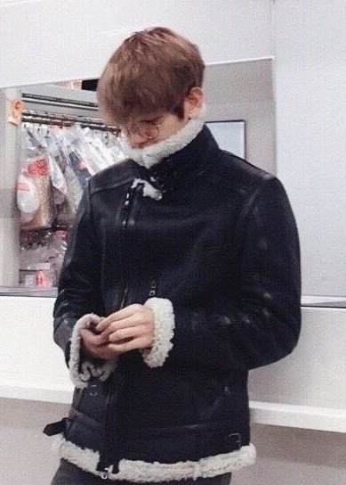 타고나길 목 긴 슬렌더라 무스탕 끝까지 올려입어도 답답짧퉁핏 안나오는 거 ㄹㅇ달란트