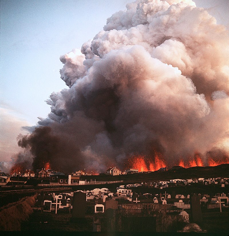 mondoterremoti's tweet image. 🔥 #Storia: immaginate di svegliarvi nel cuore della notte e scoprire che un vulcano sta nascendo letteralmente nel giardino di casa. No, non è l'inizio di un romanzo distopico, ma il racconto di quanto accaduto 53 anni fa sull'isola di Heimaey, nel sud dell'Islanda 🧵