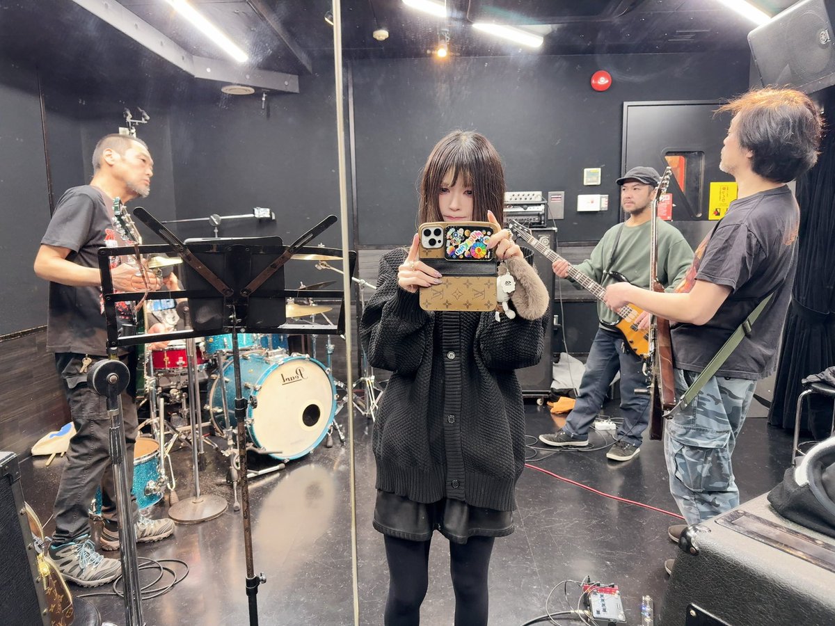 35left's tweet image. BEREAVEDリハでした🔥
汗だく( ˊᵕˋ ;)💦

いよいよ来週はLIVEです！
1/31(土) WildSideTokyo
BEREAVEDはラスト20:00~予定です！

ぜひ遊びに来てください🫶
(…17:00~のLinganihilationもよろしくね🤭)