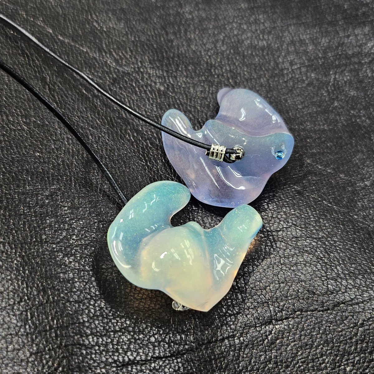 e_earphone_LAB's tweet image. 💎隠れ人気カラー💎

『eA-R』『Lazurite』で実は人気のOPALカラー三銃士✨✨

⬅️
💜Papilio(パピリオ) Opal
🤍Ghost(ゴースト) Opal
➡️
💚Zephyrus(ゼフィルス) Opal

遊色効果で色の見え方が異なる煌めきカラー！