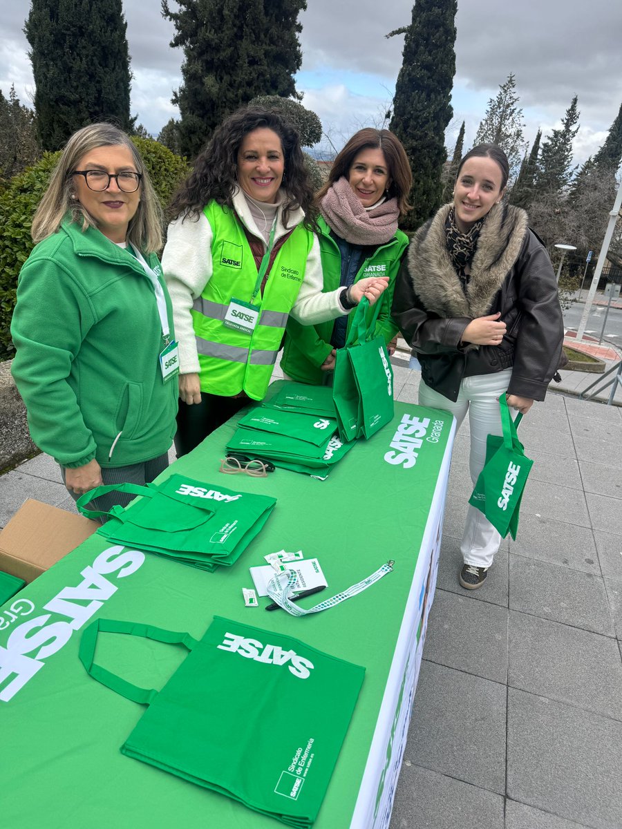 satsegranada's tweet photo. @satsegranada 
Os acompañamos en la F. de Farmacia y Empresariales en Granada en para ayudaros en lo que necesiteis, resolver cualquier duda y asegurarnos de que se garantizan tus derechos. 

¡¡Mucha suerte!! 🍀

#Enfermería 
#EnfermeraEspecialista https://t.co/p4FY316RXe