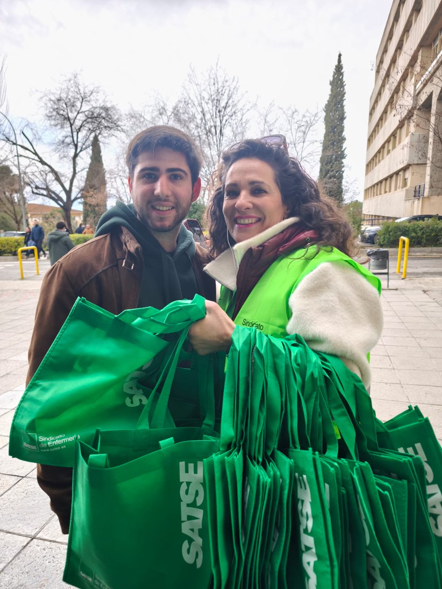 satsegranada's tweet photo. @satsegranada 
Os acompañamos en la F. de Farmacia y Empresariales en Granada en para ayudaros en lo que necesiteis, resolver cualquier duda y asegurarnos de que se garantizan tus derechos. 

¡¡Mucha suerte!! 🍀

#Enfermería 
#EnfermeraEspecialista https://t.co/p4FY316RXe