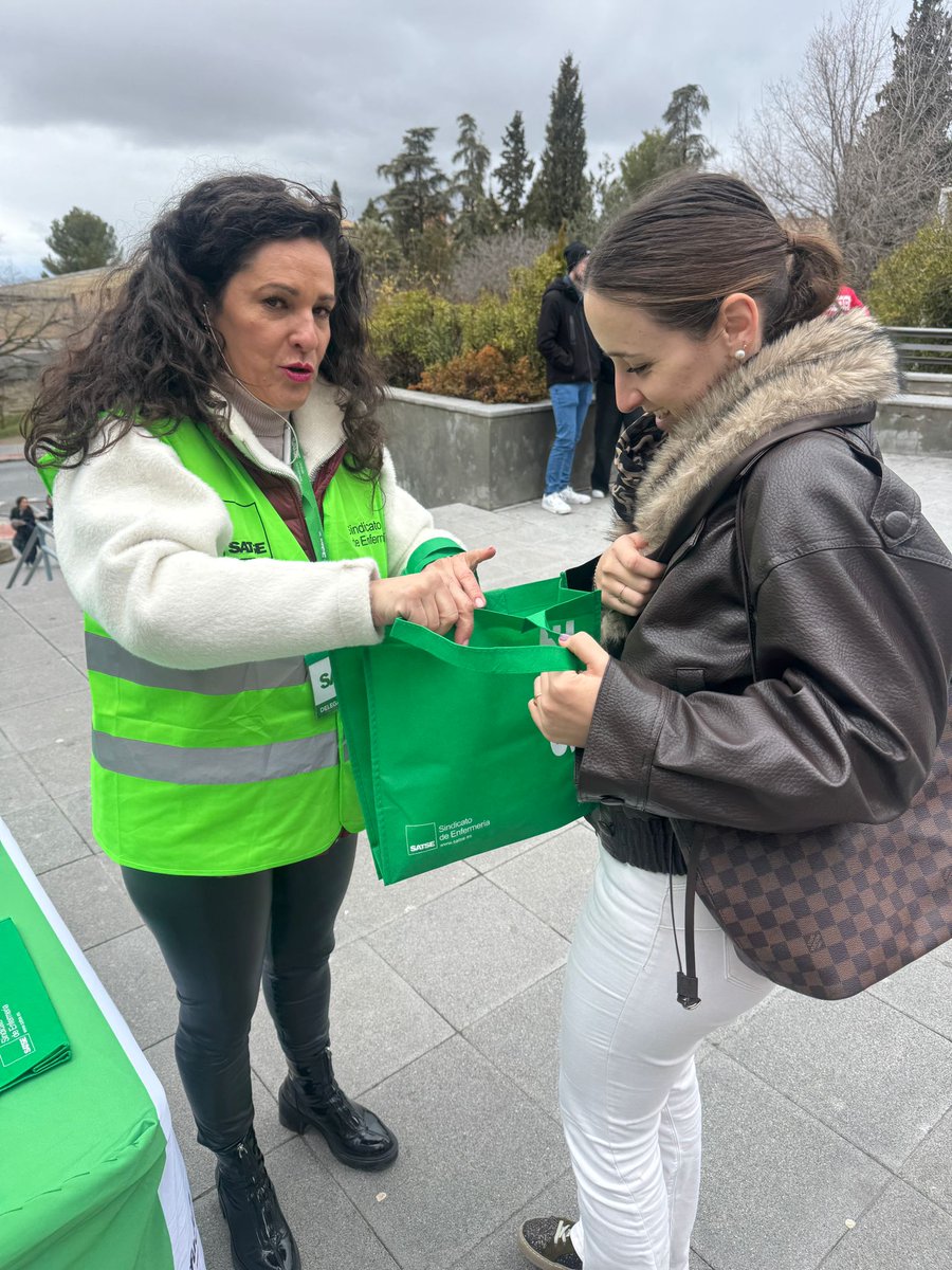 satsegranada's tweet photo. @satsegranada 
Os acompañamos en la F. de Farmacia y Empresariales en Granada en para ayudaros en lo que necesiteis, resolver cualquier duda y asegurarnos de que se garantizan tus derechos. 

¡¡Mucha suerte!! 🍀

#Enfermería 
#EnfermeraEspecialista https://t.co/p4FY316RXe