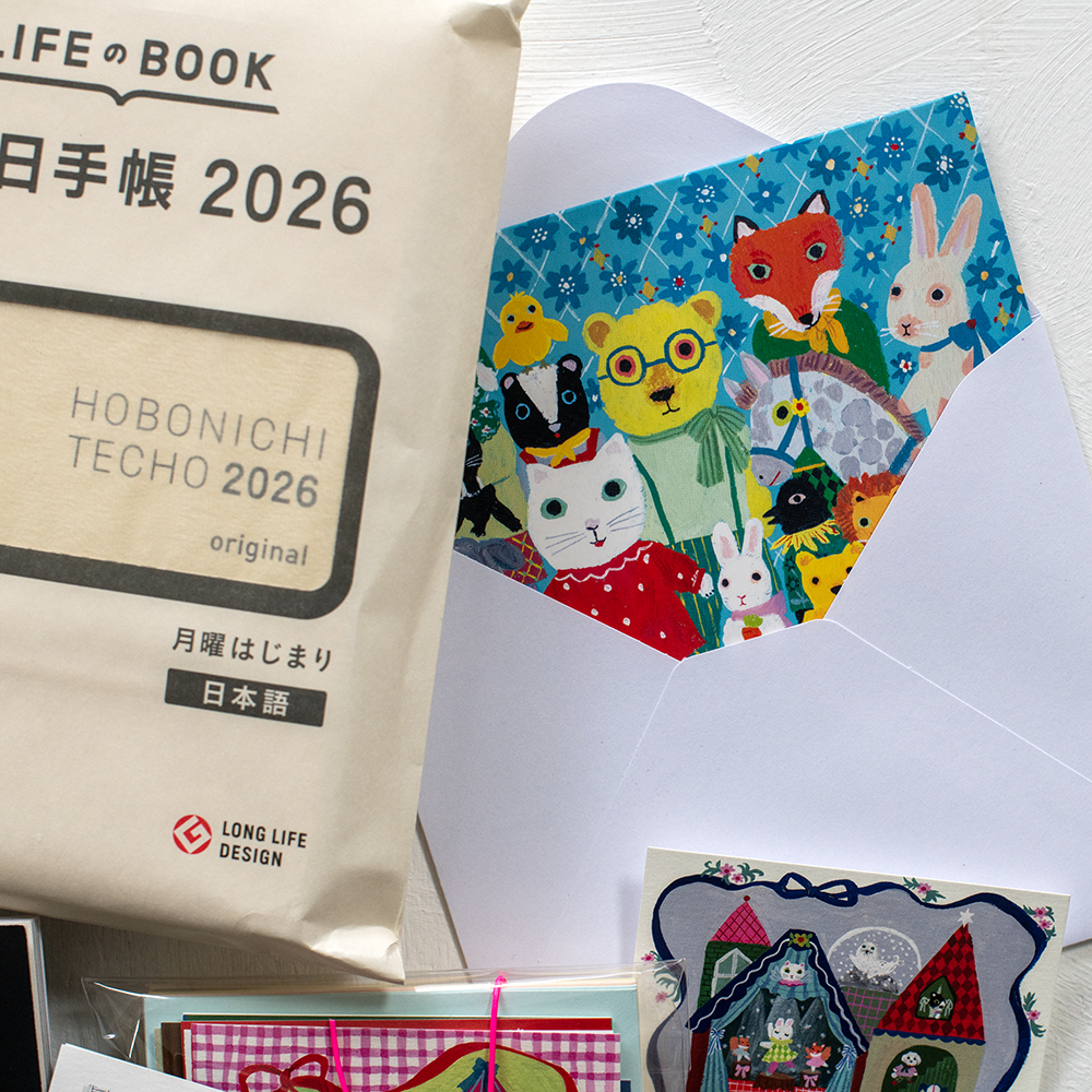 douxdimanche's tweet image. 💝HAPPY BAG 2026💝
ただいま、ほぼ日手帳オリジナルサイズ本体とカバーのセット7,150円（税込）をご購入いただいた方に
北岸由美さんイラストの紙もの雑貨をいろいろセットにして差し上げます
今回のスペシャルな特典として、北岸さん直筆のイラストサインカード付きです
 2dimanche.shop-pro.jp/?pid=190194672💘