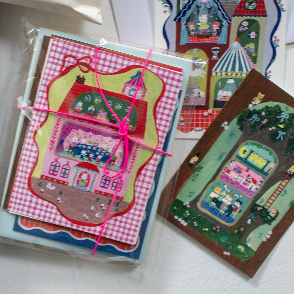 douxdimanche's tweet image. 💝HAPPY BAG 2026💝
ただいま、ほぼ日手帳オリジナルサイズ本体とカバーのセット7,150円（税込）をご購入いただいた方に
北岸由美さんイラストの紙もの雑貨をいろいろセットにして差し上げます
今回のスペシャルな特典として、北岸さん直筆のイラストサインカード付きです
 2dimanche.shop-pro.jp/?pid=190194672💘