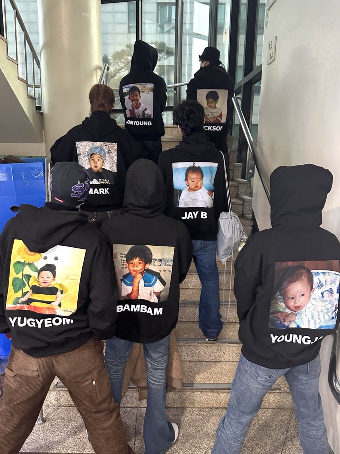 GotJiaerx's tweet image. 1 year since we got this Got7 pic with them all in hoodies with their baby pics on the back!! 💚