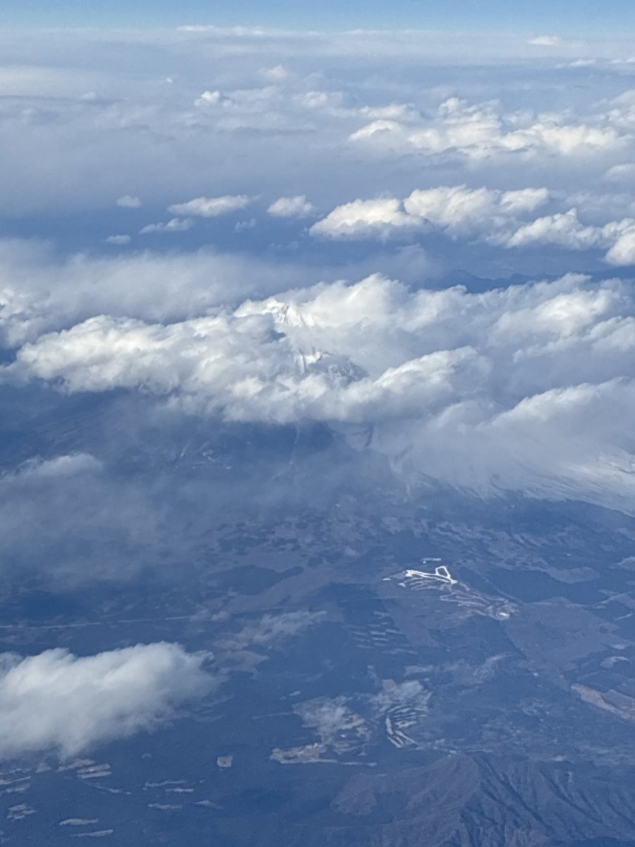 富士山あるんです、そこ、雪の上の方と雲の隙間にちらっとだけ山頂が。
最近、富士山近くを飛ぶ機会あっても近くから見る運がなくて見れてない。。。
朝はもっと見えてたんですけどね。