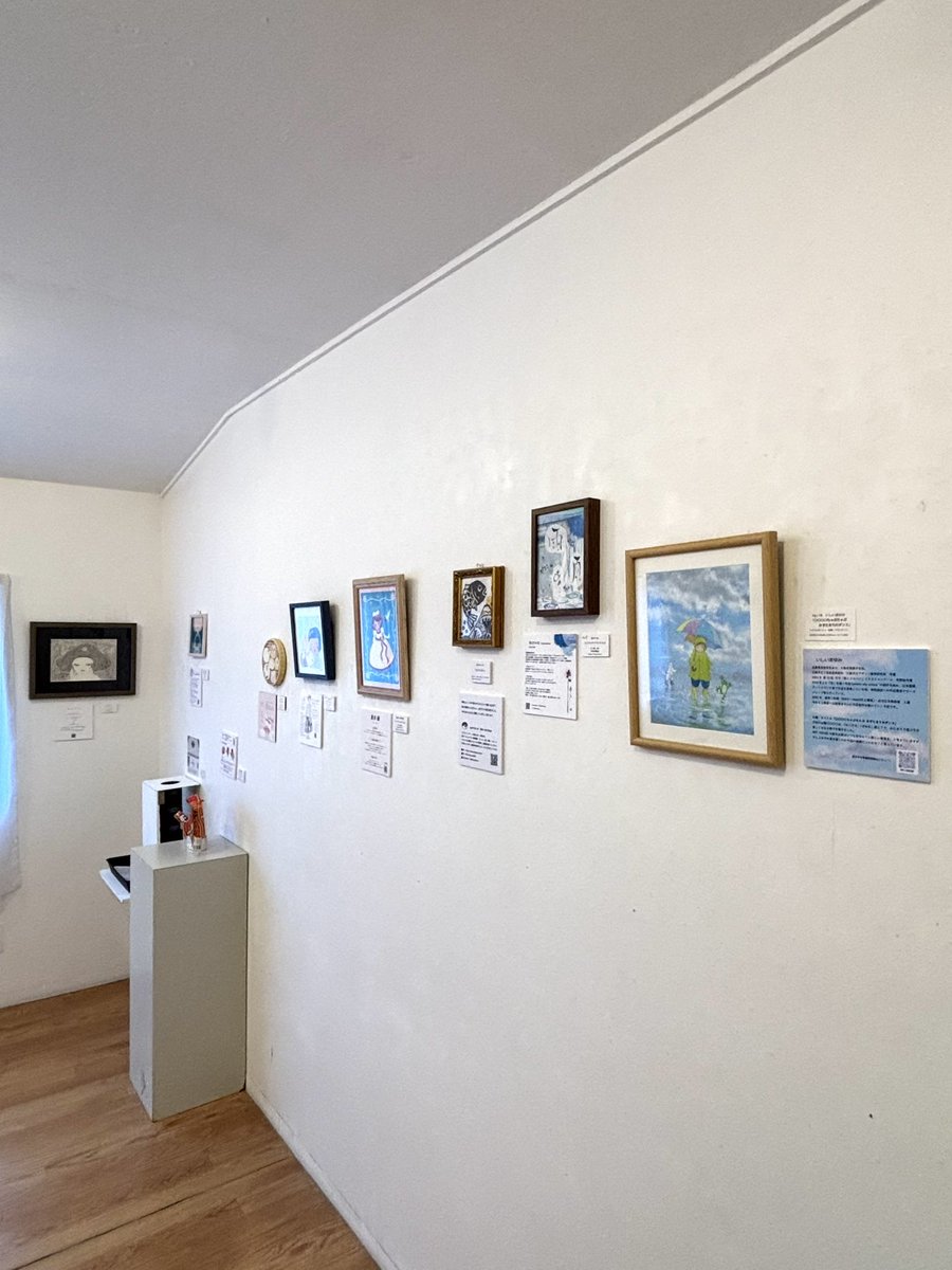 ART HOUSE 新春企画
「オノマトペトライアングル」
3週目がスタートしています

53名の作家たちの作品が並ぶ賑やかな展示です
それぞれのお題のオノマトペを考えながらご覧ください

私の作品はのヒントは幼い頃に雨の日に歌ったあの歌です☔️
わかりやすすぎた、、

art-house.info/gallery/onomat…