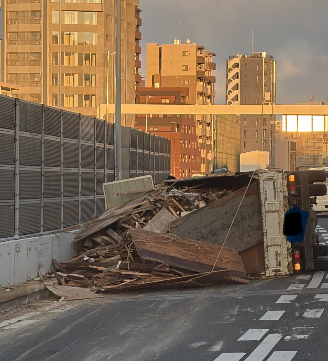 SAKIMORI123123's tweet image. 話題のクルドカー❓
帰宅時の首都高で迷惑な過積載🚚
運転手は外国人でした