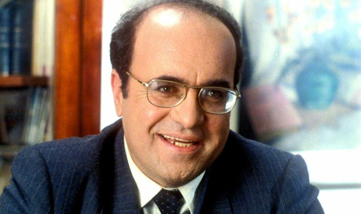 📍Nebil Özgentürk, 24 Ocak 2006'da yayınlamak üzere bir Uğur Mumcu belgeseli hazırlar. İş seslendirmeye gelince, Bir Yudum İnsan'ın da seslendirmesini yapan Mümtaz Sevinç'in seslendirmesini ister. 

📍O dönem Bursa'nın bir köyünde dizi çekiminde olan Mümtaz Sevinç, belgeselin