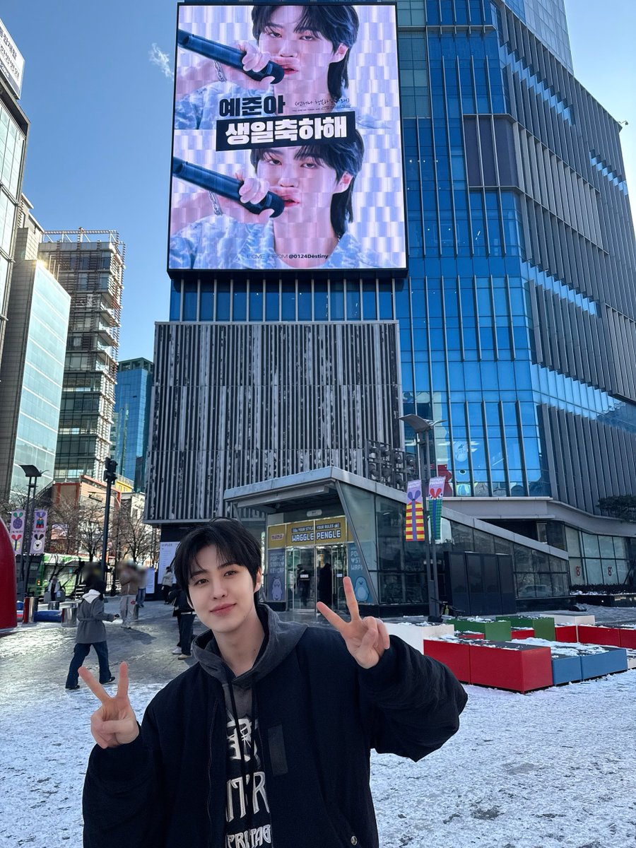 춥지만 반짝이는 오늘! 완전 최고였다⭐️

#EPEX #이펙스 #AYDEN #에이든
#눈처럼_맑은_에이든_생일축하해
#A_day_only_for_AYDEN