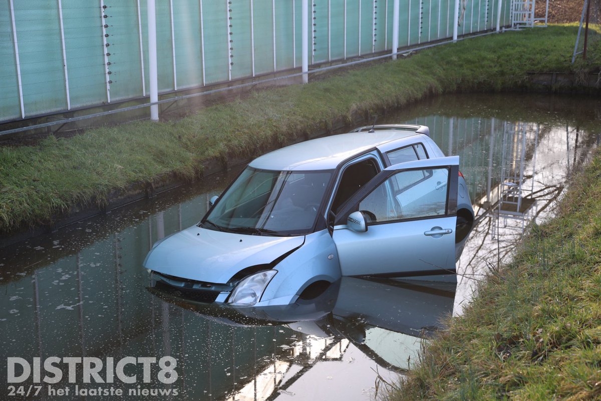 Auto in de sloot op Nieuwelaan in 's-Gravenzande