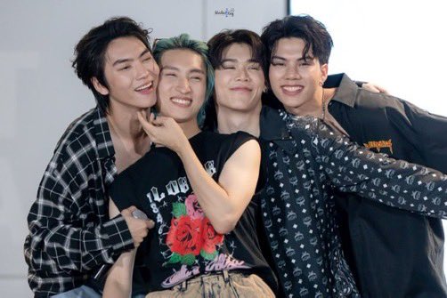 Mg32296's tweet photo. The year may change but nothing changes this 🖤🩷💙❤️
Weather gang’s signature pose🥺
@peatwasu
PEATCHY WITH PEAT
#PEATCHYDAY
#BNFP
#BossNoeul #FortPeat https://t.co/RuAeiHCpI1
