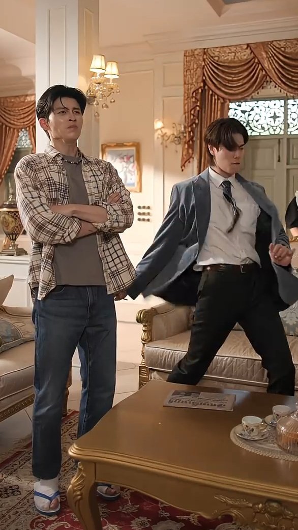 doublepjourney_'s tweet image. ล่อให้เทอขาจุ๊บ ถูกบอก “อย่าใฝ่สูงเกินเอื้อม” สรุปคนสวนคุณธีร์โดนคุณชายพีรชนเฆี่ยน โอ้ยยย55555555 🤣

#TheeAndTheeSeries
#ตั้งสติหน่อยคุณธีร์