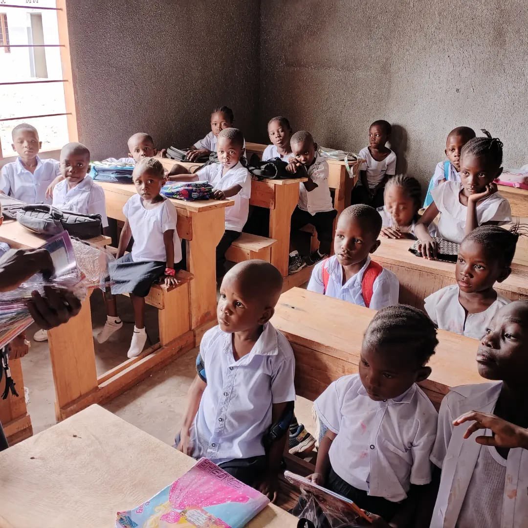Divineela2's tweet photo. #Journée internationale de l’éducation 

L’éducation est la clé du développement durable d’une nation.  
Quand les citoyens sont bien formés, ils deviennent des bâtisseurs de communautés fortes et résilientes.
Ils défendent la justice, portent haut les valeurs positives. https://t.co/KxFTlJ2wOM