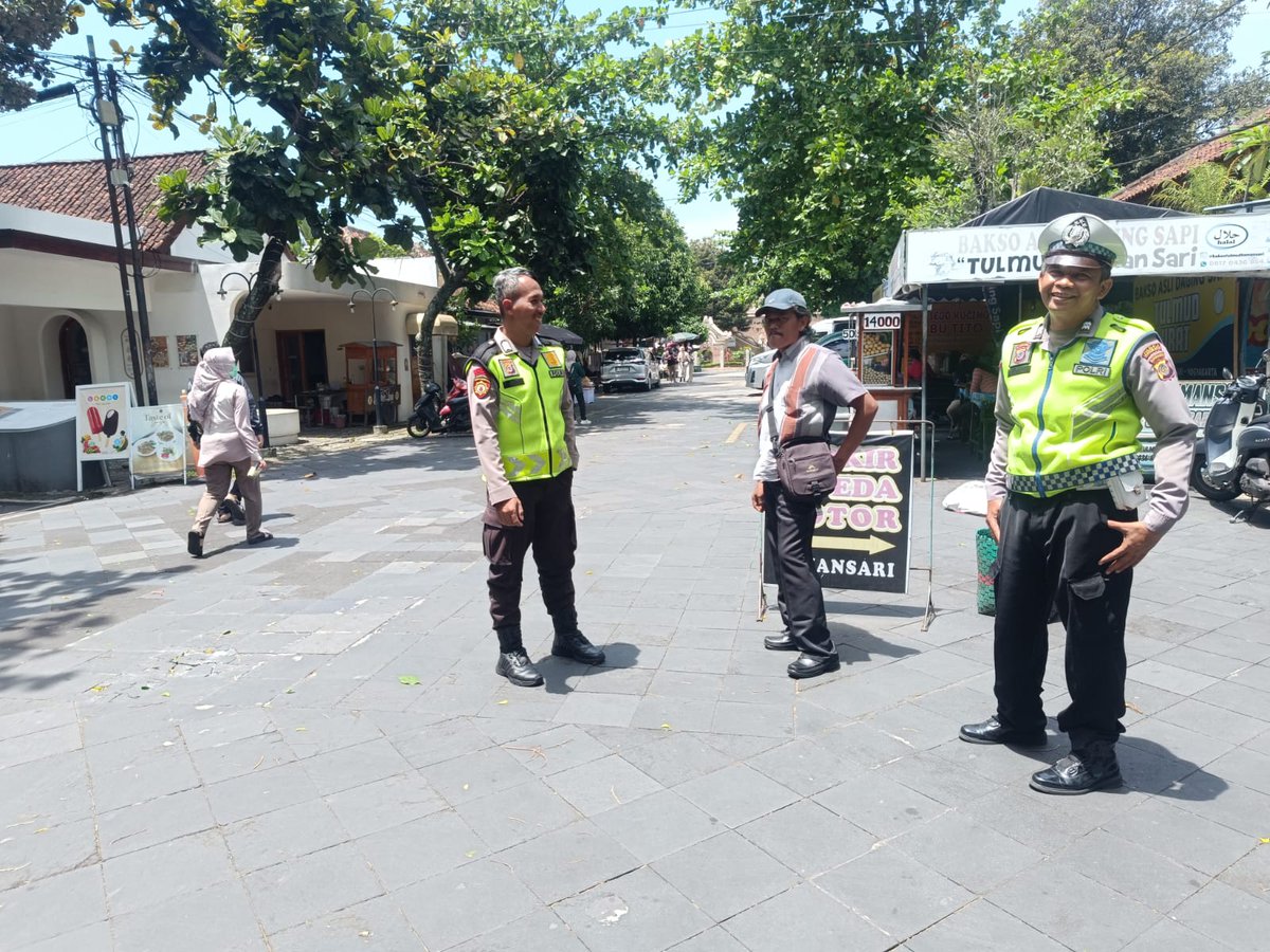Aiptu Estu Panit Lantas dan Brigadir Tulus anggota Samapta menggelar kegiatan wilayah sambang obyek Tamansari Kraton guna antisipasi gangguan Kamtibmas dan menyapa para juru parkir guna memberikan imbauan Kamtibmas
.
@