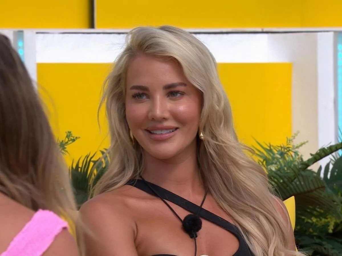 blueberrykushx0's tweet image. Soooo may I ask where was the same smoke from the islanders to these girls that Whitney got for ‘ standing her ground ‘????? I’ll wait…. #LoveIslandAllStars