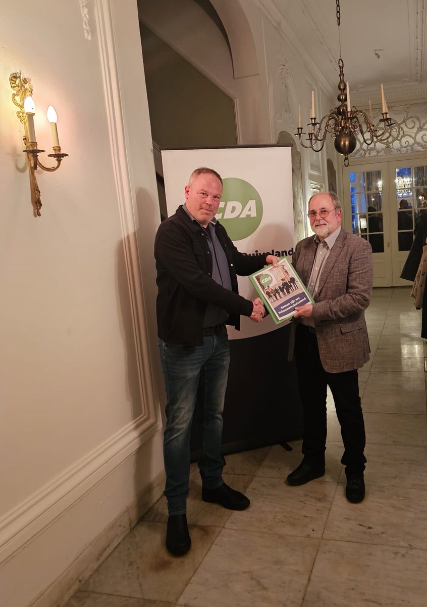 Vanmiddag tijdens onze nieuwjaarsreceptie: een mooi startmoment van de campagne 🎉
Onze voorzitter overhandigde het verkiezingsprogramma aan onze lijsttrekker.
We kiezen voor sterke dorpen, betaalbaar wonen, een eerlijke economie en zorg voor elkaar.
Samen voor Schouwen-Duiveland