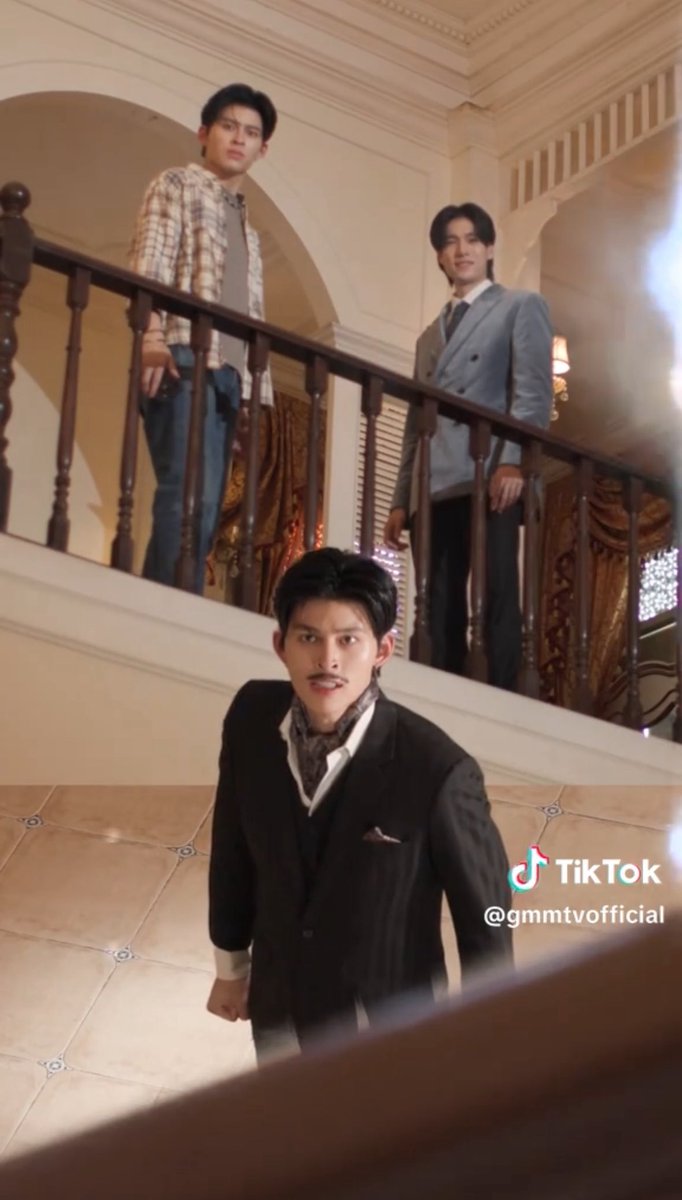 คือดุแลว ดึงส่วนสำคันๆของละครไทยสมัยก่อนมาได้หมด ซูมหน้าเอฟเฟคเก่า เอาหน้าตัวจี๊ดวางเรียงตอนจบ แต่ตัดวนๆเล่าย้อนความให้ฟีลซีรี่แนวตั้งให้คนดูกันในเนตพอพีคก่ตัดจบ โตมากับละครไทยแล้วตอนแก่มาติดซีรี่แนวตั้งมากๆ (กุว5555565555555555665555)

#TheeAndTheeSeries
#ตั้งสติหน่อยคุณธีร์