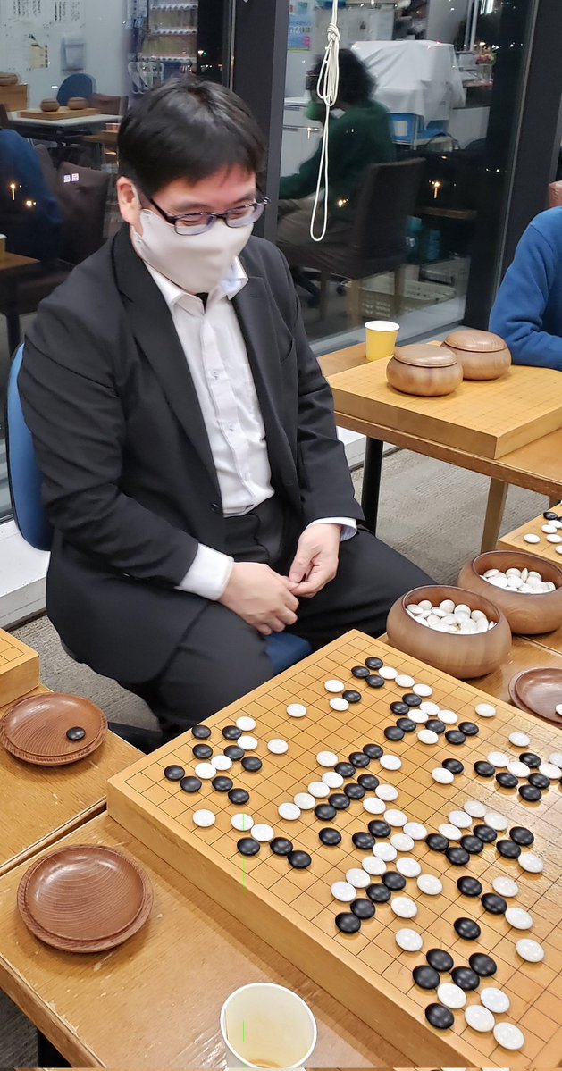 関西棋院の小野幸治先生が主催されている「ヨルイゴ」<a href="/yoruigo_info/">ヨルイゴ@夜の囲碁タイム</a> に参加させていただきました！

入門者から七段まで、幅広い棋力の方々が30名以上集結✨

先生のお人柄、柔軟な指導が求心力の源だと感じました🤗
ぜひ一度、足を運んでみてください！
#ヨルイゴ