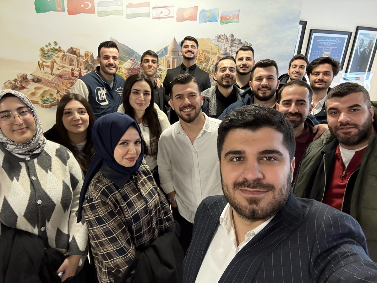 İlçe Gençlik Kolları Başkanımız <a href="/YunusemrYildiz/">Yunus Emre YILDIZ</a> ile birlikte İl Başkanlığımızın düzenlemiş olduğu “Türk Dünyası Vizyon Belgeseli Bilgilendirme Toplantısı’na” katıldık. 

Türk dünyasının ortak değerleri ve geleceğe dair vizyonunun ele alındığı programda emeği geçen herkese