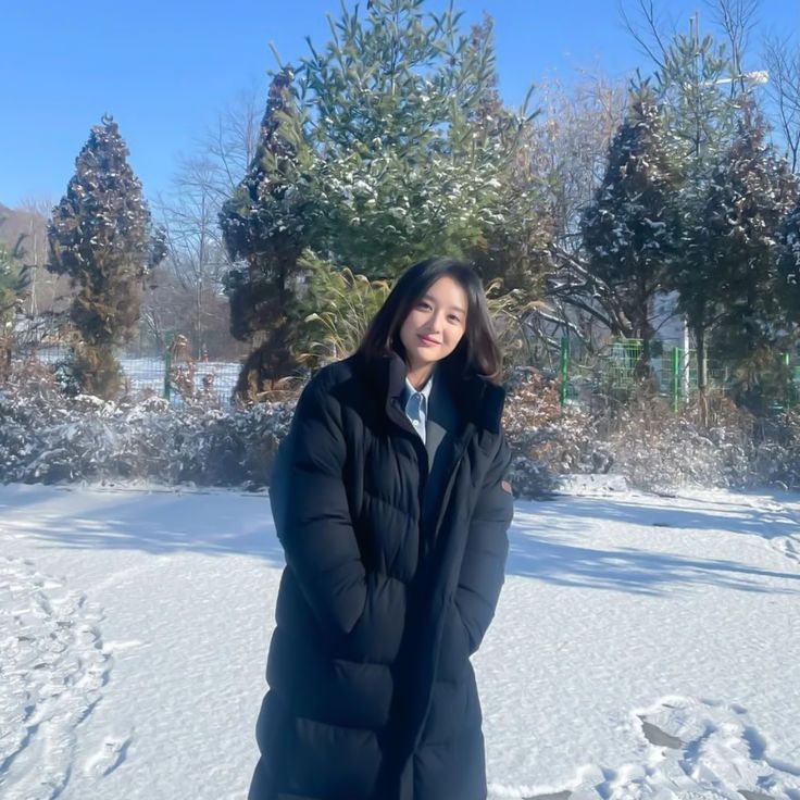 ㅤ
Hingga seorang wanita yang sudah tidak asing tampak mendekati para gakusei dari sisi lapangan, langkah kakinya meninggalkan jejak samar di atas salju. 

“Selamat siang, calon penyihir handal. Senang dapat bertemu kembali dengan kalian.” sapanya dengan lembut.
ㅤ