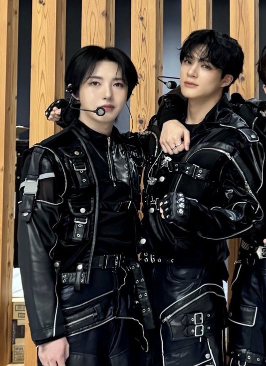 jenrenbot's tweet image. woah..