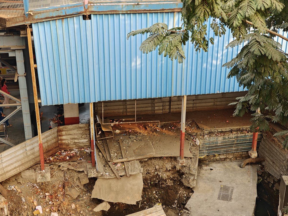 Dear <a href="/WesternRly/">Western Railway</a> , <a href="/drmbct/">DRM - Mumbai Central, WR</a> , <a href="/RailwaySeva/">RailwaySeva</a> These are some clicks from the construction activities outside Borivali PF-3, As seen clearly the site is left unguarded while some pillars of the skydeck lie hanging without support which can be lethal, please advice to action here.