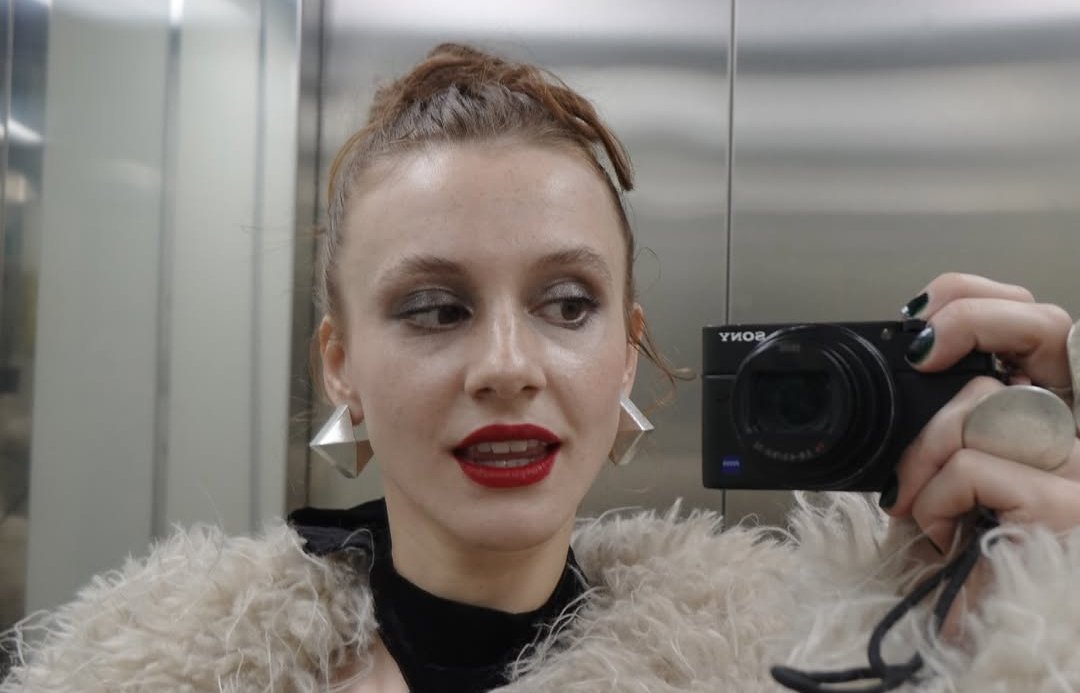 onun asansor fotolarina bayiliyorum