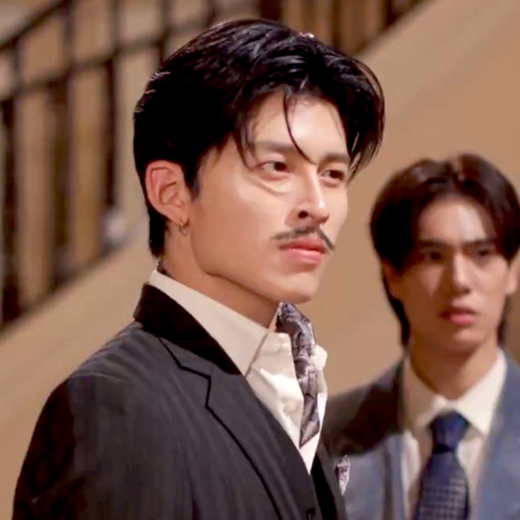 แก แต่ขอนอกเรื่องนะ พี่ปอนด์ใส่หนวดได้หล่อมาก คือปกติหนวดปลอมมันติดแล้วจะไม่เข้าอะ แบบดูออก แต่ปอนด์ติดออกมาหล่อมาก คือไอคุณธีรรักษ์แม่งหล่อจริงๆอะ  ฟีลพระเอกหนังรุ่นตัวพ่อ โอย ป้าถามจริง บทพี่ปอนด์วัยเลข3 เข้าได้เลย 

#TheeAndTheeSeries
#ตั้งสติหน่อยคุณธีร์