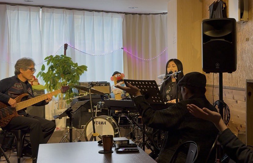 Mr.Earl さんのOpen Mic Meeting at White Wings Vol.42にランターナで出演させていただきました😊
ありがとうございました❣️
楽しかったです💓
雨あめ降れふれでは、皆さまでフリをしていただき感謝です😍

他の出演者の皆様それぞれ個性的で、とても素敵な演奏ばかりでした‼️
また行きたいな💓