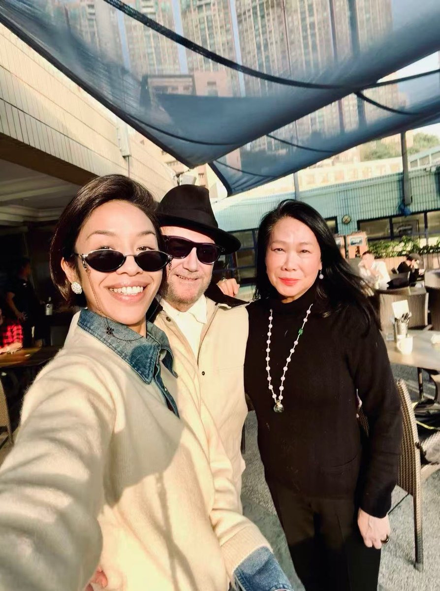 RebeccaYChan's tweet photo. Had the great pleasure of spending the afternoon with the legendary @GeorgeGalloway and his beautiful wife, @GayatriGalloway. Hope they make Hong Kong their home!
It is absolutely ridiculous how the U.K. is harassing them for simply speaking the truth! Gayatri was interrogated at gunpoint for five hours and they harassed her for having her fingernail painted with the Palestinian flag!