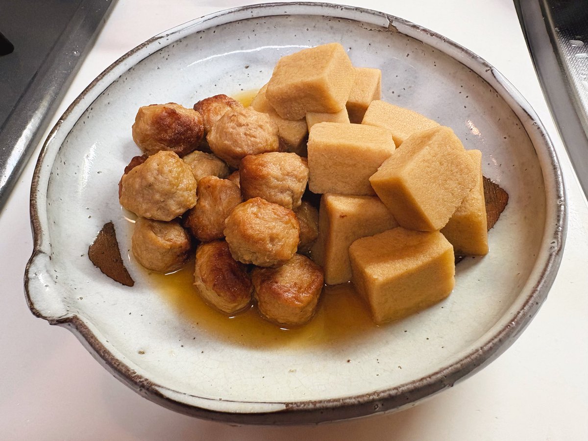 orie13a's tweet photo. これは何度か言ってるんだけど、高野豆腐は揚げ煮にするとうまい。ぬるま湯で戻してしぼったのを表面がカリカリになるように揚げて、水300mlにほんだし溶かして醤油と砂糖各大さじ2とみりん大さじ1を入れたつゆで煮る。高野豆腐の一番好きな食べ方。 https://t.co/r4FEmkrBSg