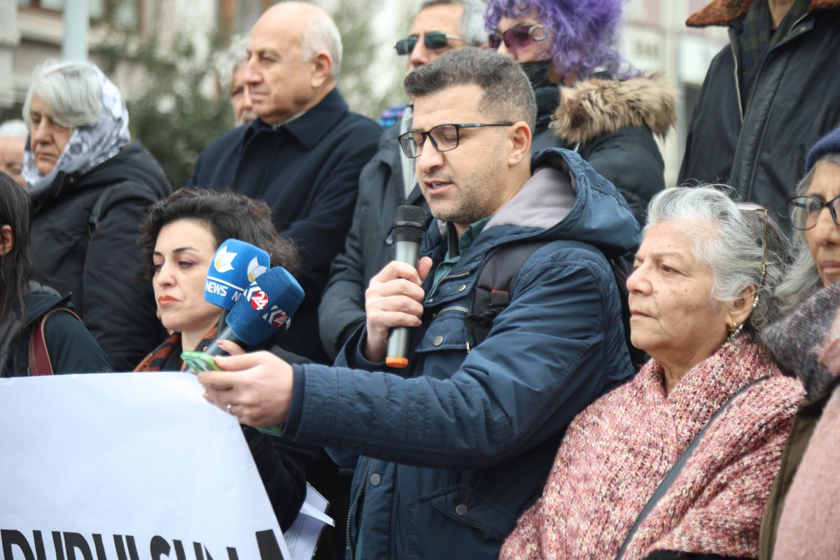 TÜRKİYE VE DÜNYA KAMUOYUNU BARIŞA SES VERMEYE, İNSANLIĞA SAHİP
ÇIKMAYA ÇAĞIRIYORUZ

Başta Türkiye olmak üzere BM’ye üye bütün devletlere ve uluslararası kurumlara çağrıda bulunuyoruz:

Suriye’de yaşanan kıyıma ve kırıma izleyici kalınmamalı, Kürtlere yönelik saldırılar derhal