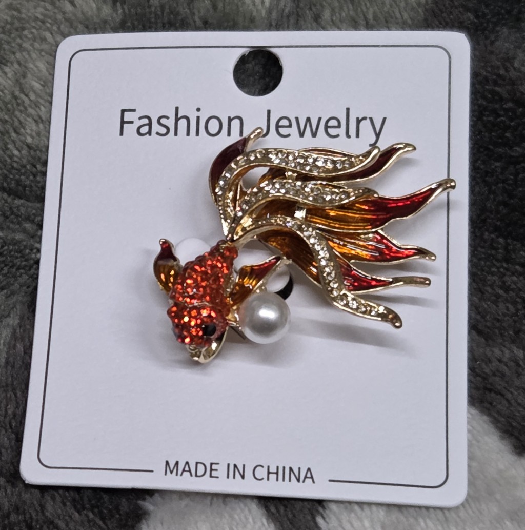 いろいろ本かった～♪

金魚のブローチは一目惚れ！
金魚すくいした。笑