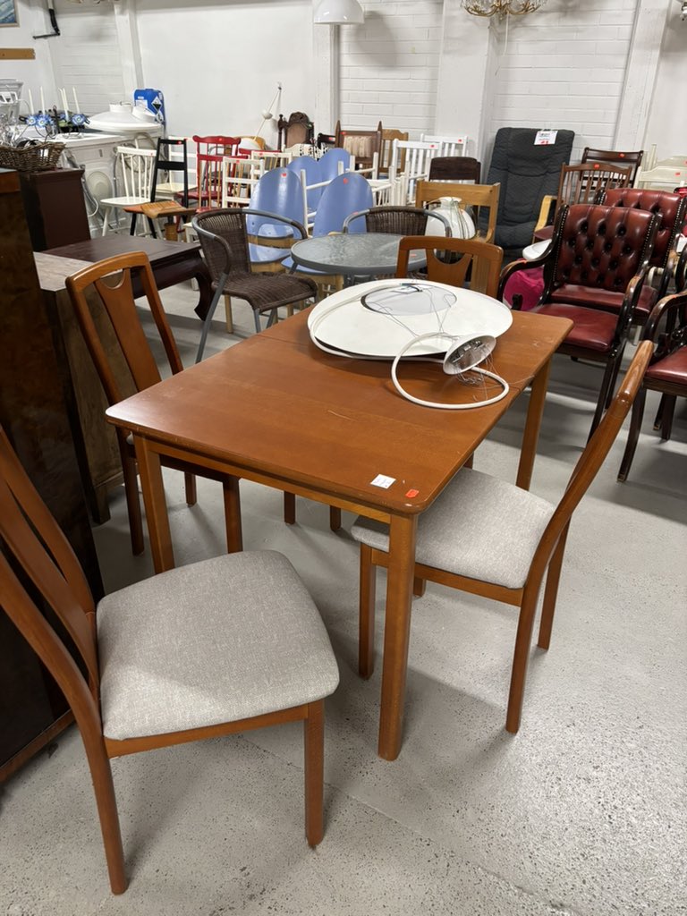 planetstroller's tweet image. 헐 이 테이블이랑 의자 네 개랑 다 해서 70유로래. 당장 업어 가고 싶다!😭