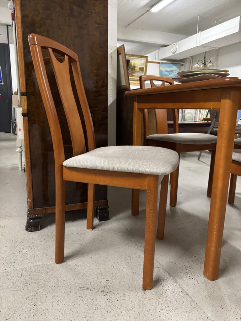 planetstroller's tweet image. 헐 이 테이블이랑 의자 네 개랑 다 해서 70유로래. 당장 업어 가고 싶다!😭